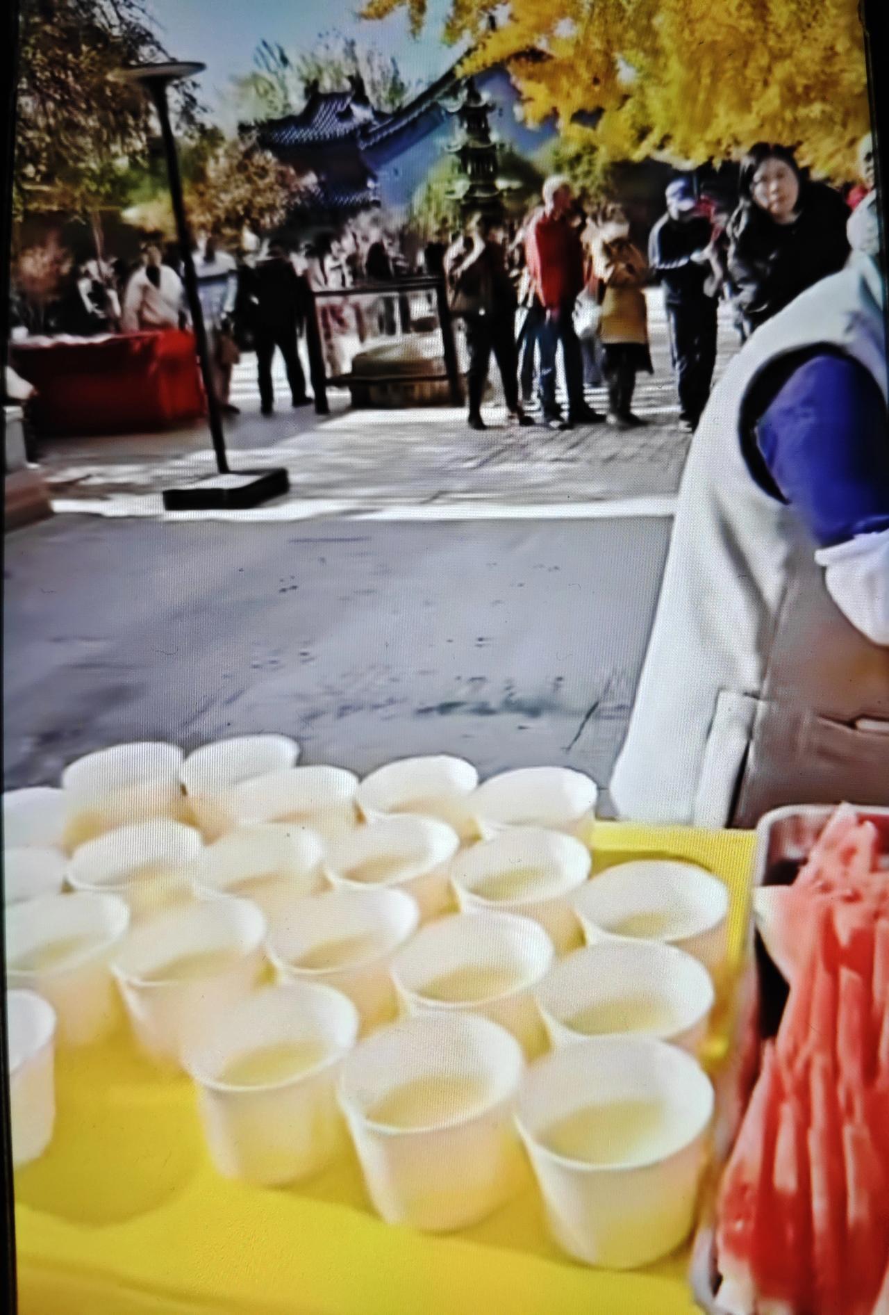 青岛市城阳区夏庄街道源头村法海寺现在每天中午为游客们提供免费的斋饭，上午11点左