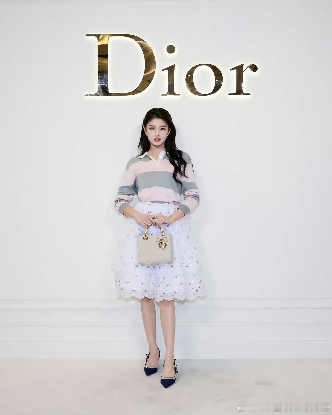 迪丽热巴、周也、艾米同造型大片 