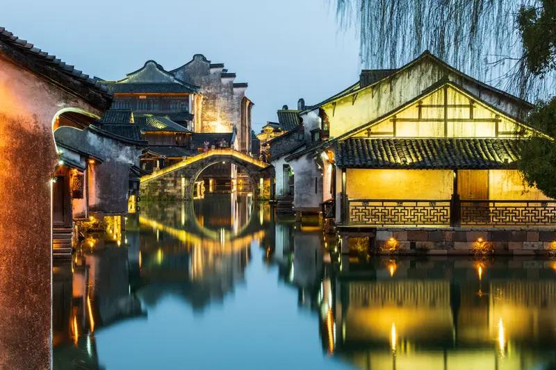 出发吧趁现在！上海周边游，带上华为设备超棒。

去乌镇，古色古香的建筑在华为手机