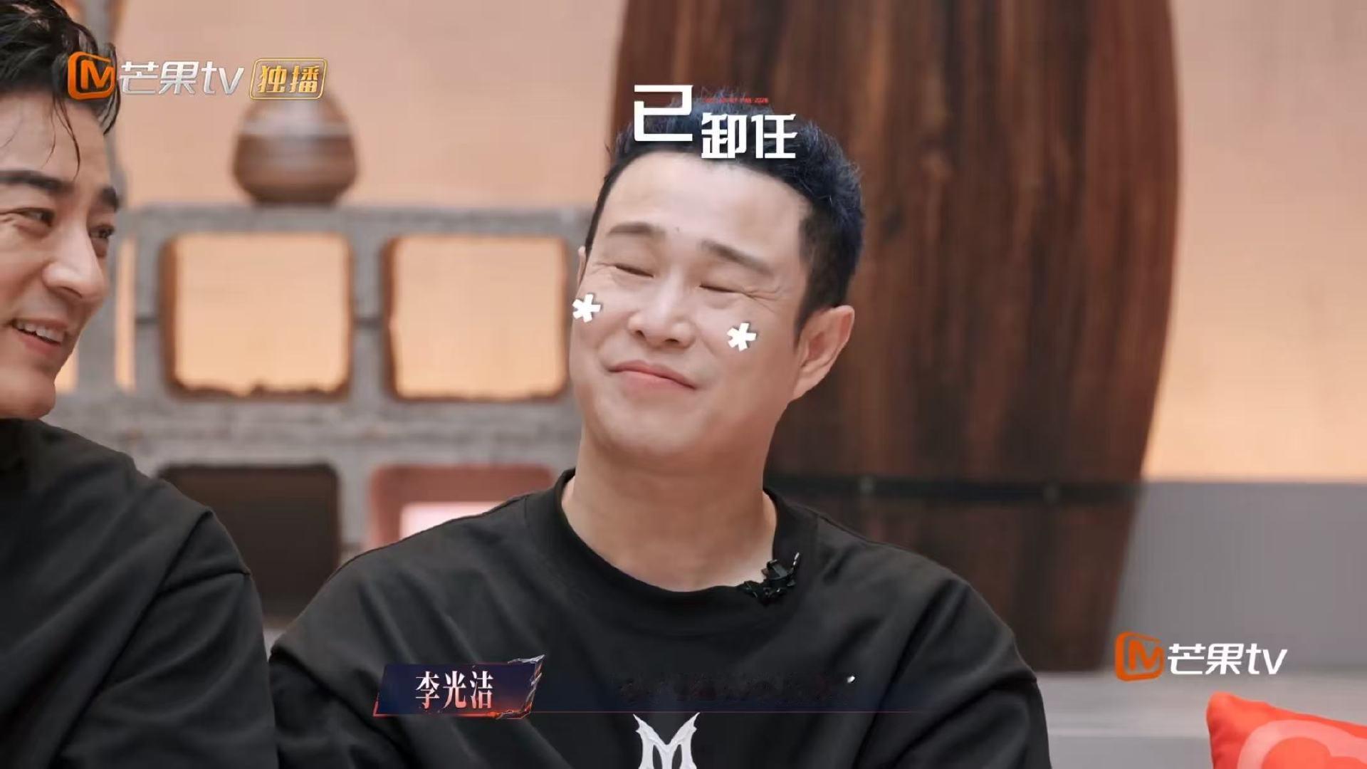 小沈阳高兴太早了 小沈阳以为逃过一劫，开心全写在脸上。小沈阳当队长愁出痛苦面具 