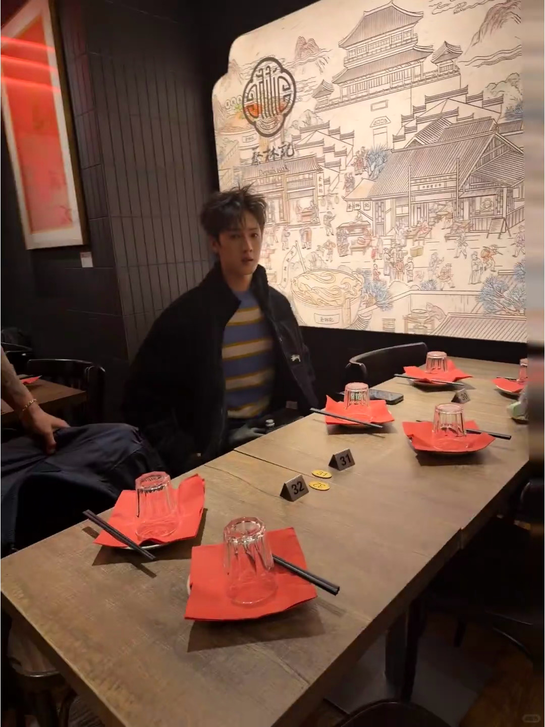 李昀锐这个小卷毛yummyyummy😋后面还被偶遇到去吃中餐了🫳🫳偶遇李昀