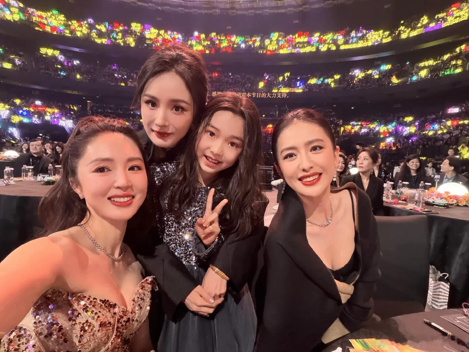 董璇带着女儿追星好欢乐！与杨幂张凌赫白鹿等俊男美女合影7日，董璇在社交平台上晒出