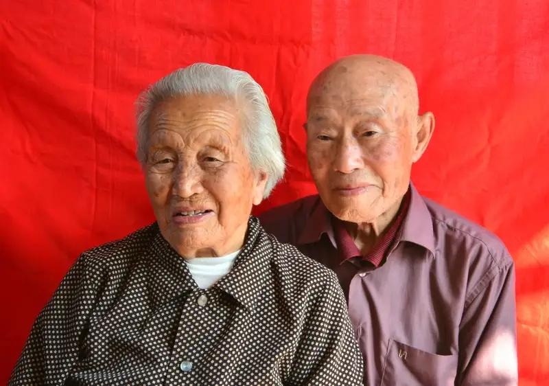 90岁老夫妻一起共同出殡！生同衾，死同椁，不愿同生，但愿同死，他们两夫妻俩这是多