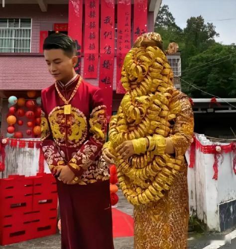 就想问这新娘子一句，结这个婚累不？ ​​​