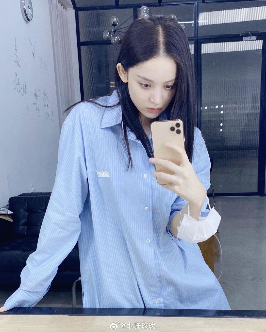 娜扎早期照日常对镜拍，蓝色条纹淡人穿搭很有高智感的姐姐