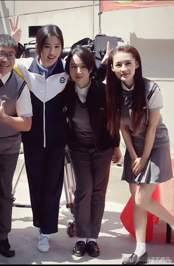 李沁之美，仿若初绽幽莲，清新脱俗。此次相见，惊觉其美竟超刘亦菲，那灵动气质、绝美
