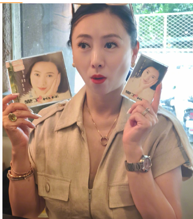 这组翁虹的日常穿搭走松弛复古的轻休闲路线，卡其色短袖工装连体衣自带利落的工装口袋
