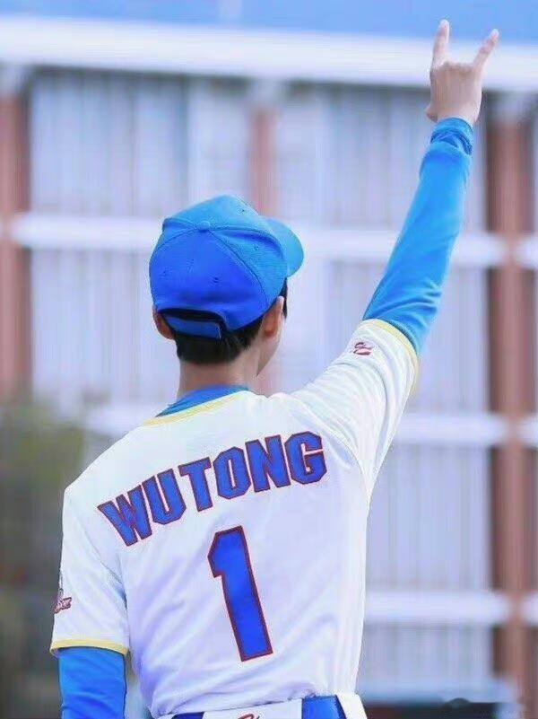 TFBOYS打棒球TF四代打篮球 时代峰峻的运动DNA真的动了！年年办运动会、拍
