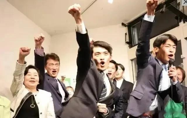 【日本最年轻的市长诞生 门阀背景成迷】兵库县芦屋市市长选举投票结果23日公布，2