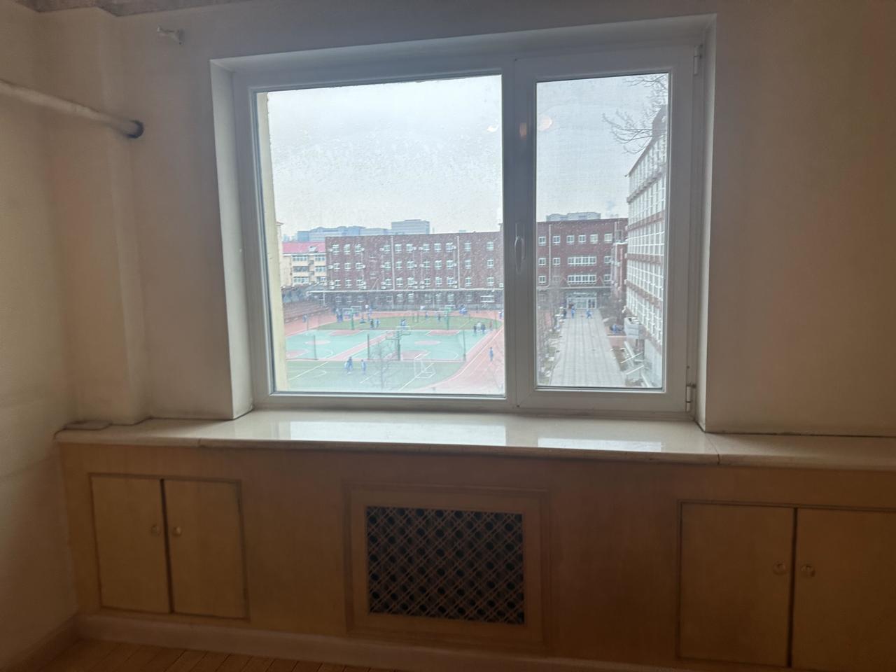 今天一早，抽上班前时间，去看了一套八里庄北里的房子，115平850万。
中介说，