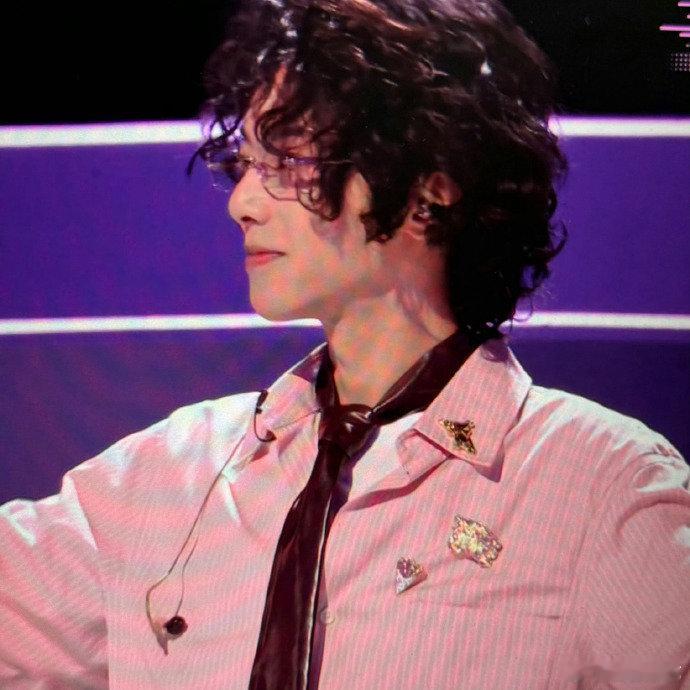 华晨宇卷毛小羊声鸣远扬直播声鸣远扬直播里的华晨宇，卷毛造型让人移不开眼 