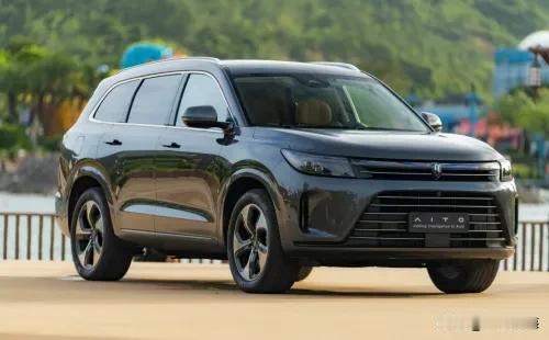 问界 M7 是 AITO 旗下的一款中大型 SUV，有 5 门 5 座 SUV 