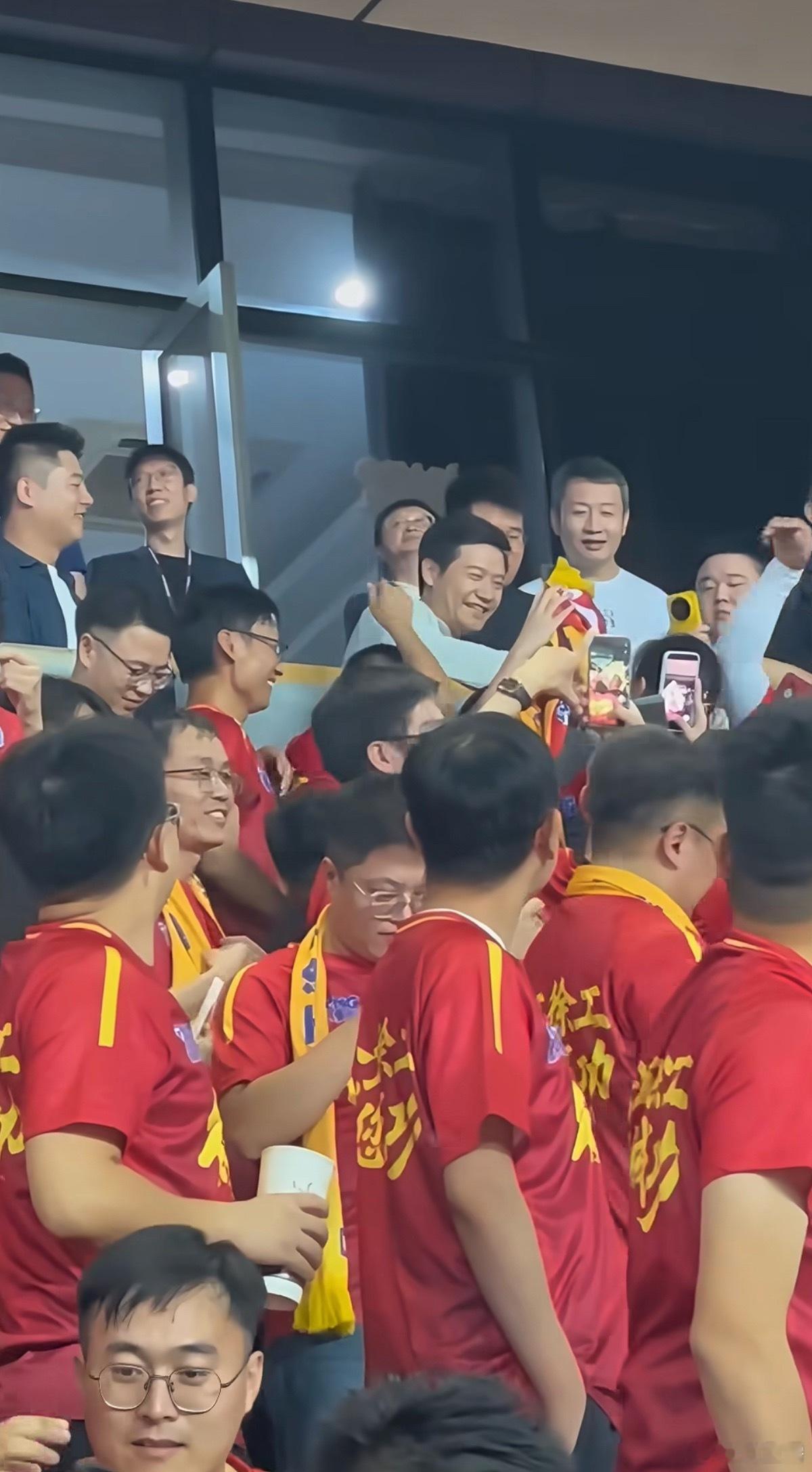 雷军来看苏超了雷军现身苏超现场，看球的时候高兴得像个孩子😂。白天忙完澎程新车交