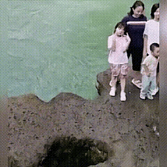这父母确实太愚蠢了。为了拍张照片，竟然带着几个小孩去这么危险的地方拍照。这下好了