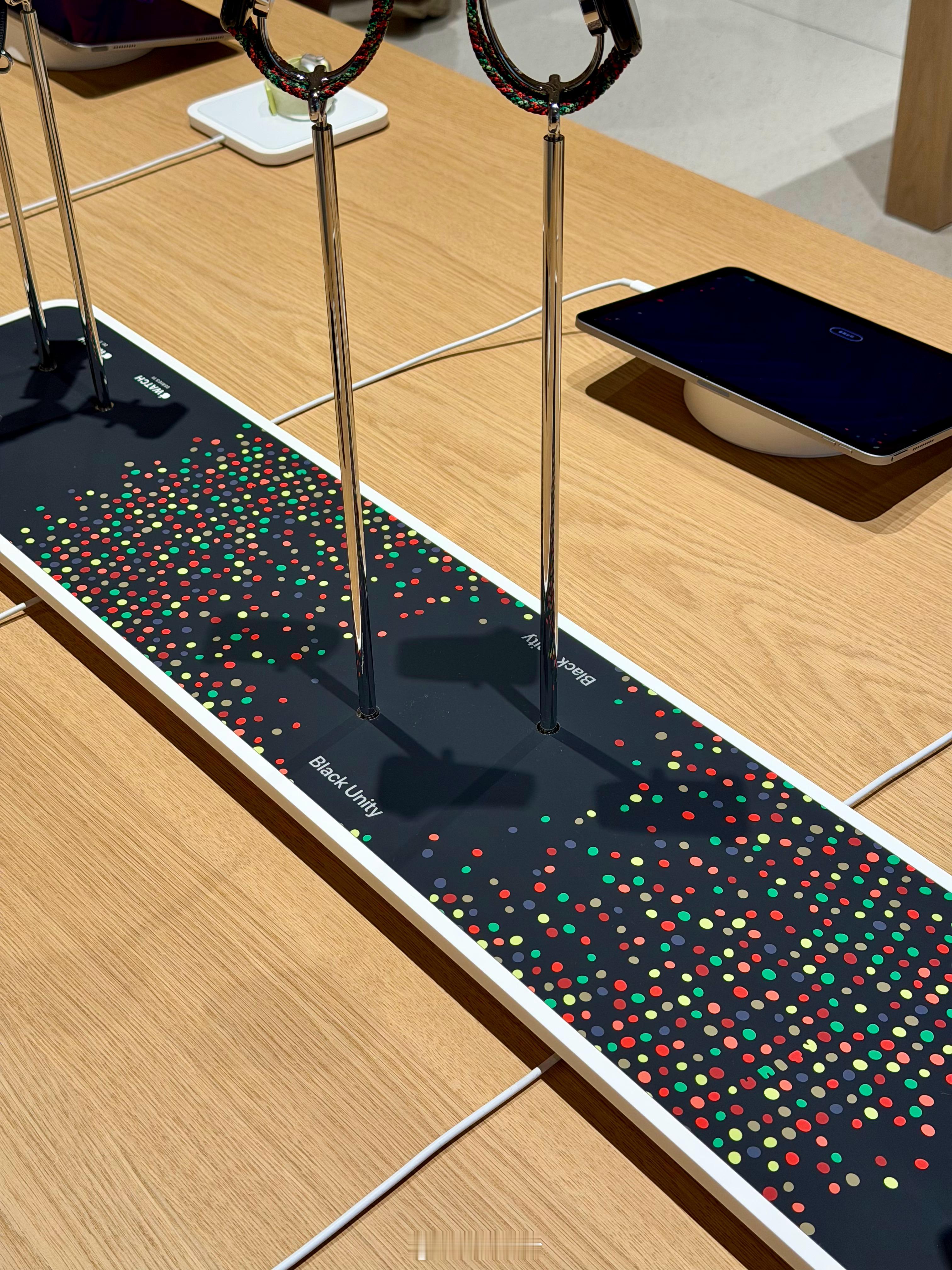 刚刚逛了下，Apple store新上了Black Unity表带的展示，话说，