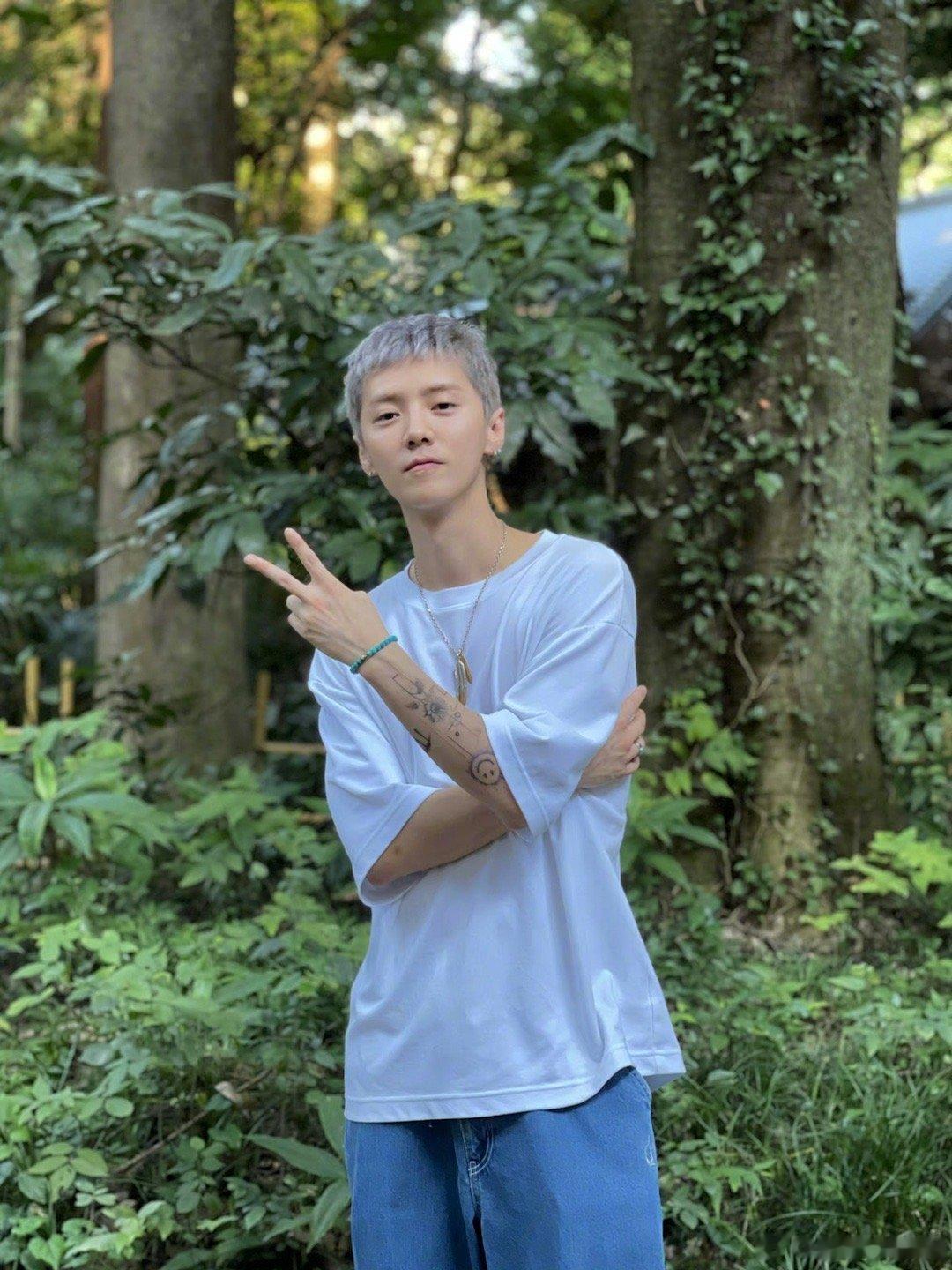 #鹿晗剪短发了##鹿晗晒新发型了# ​​​[赞][赞]好帅 ​​​