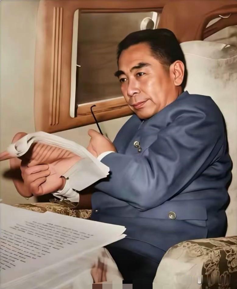 周总理即便在奔波的路途中，也不忘批阅文件、操劳国事，日理万机的身影，尽显人民公仆