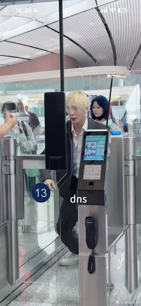 这是谁？是哪位明星吗？ 