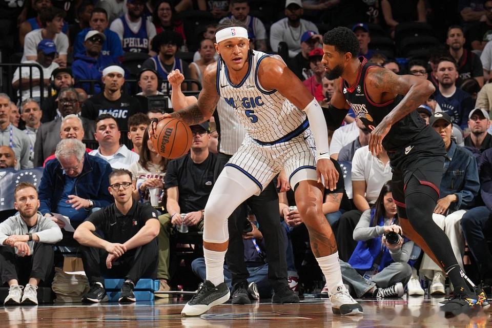 北京时间4月16日，NBA东部7、8名附加赛，坐镇主场的76人109-97击败魔