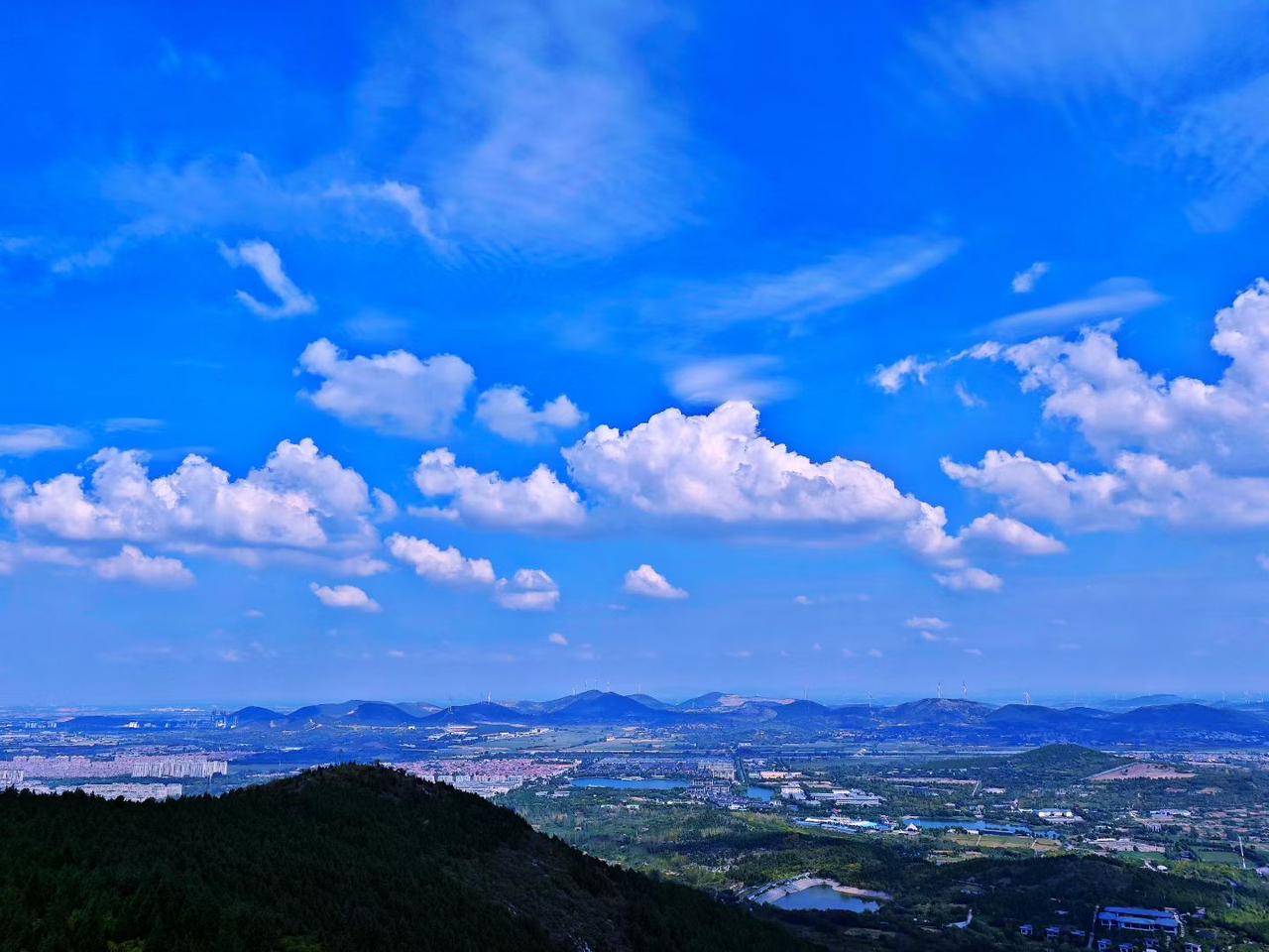 周末带娃爬山，登顶俯瞰城市。
今天天气太给力了，蓝天白云，随手一拍就像画一样！