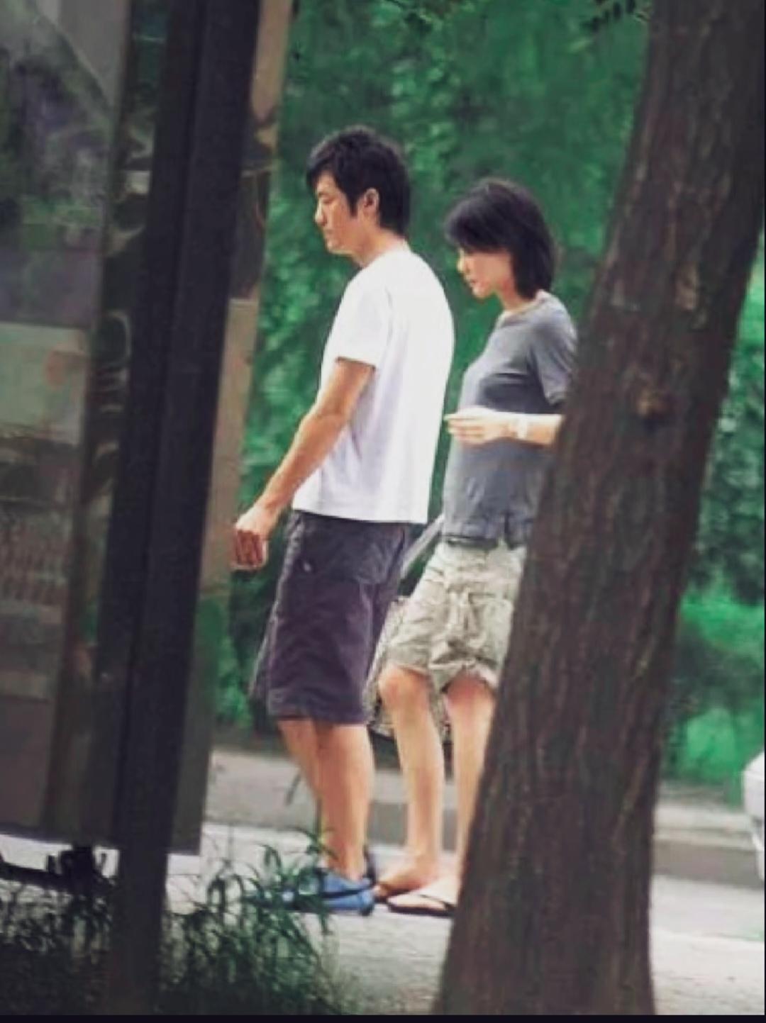 早年被网友拍到王菲与李亚鹏并肩散步的画面，状态很松弛。