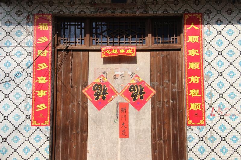 在农村不都这样嘛，只要还能做事就一直做，直到做不动才罢休。哪管你是七十岁还是八十