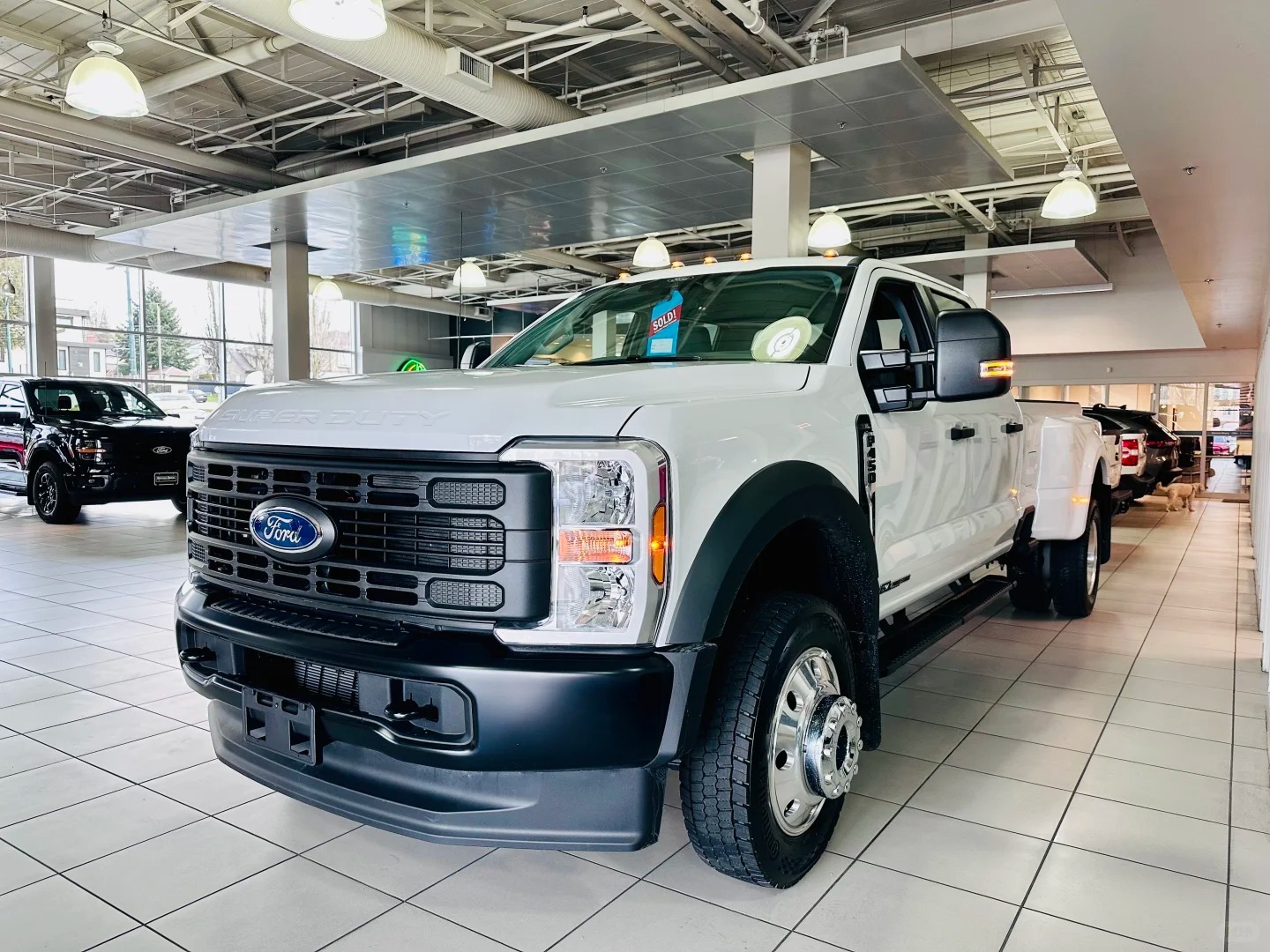 好车分享 大低配XL配置的福特F450，黑塑料的前杠和中网，往上XLT配置的就是