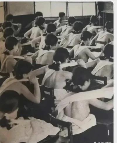 1938年，日本国内，高中生上课一丝不挂地接受军国主义的熏陶时，留下的老照片，镜