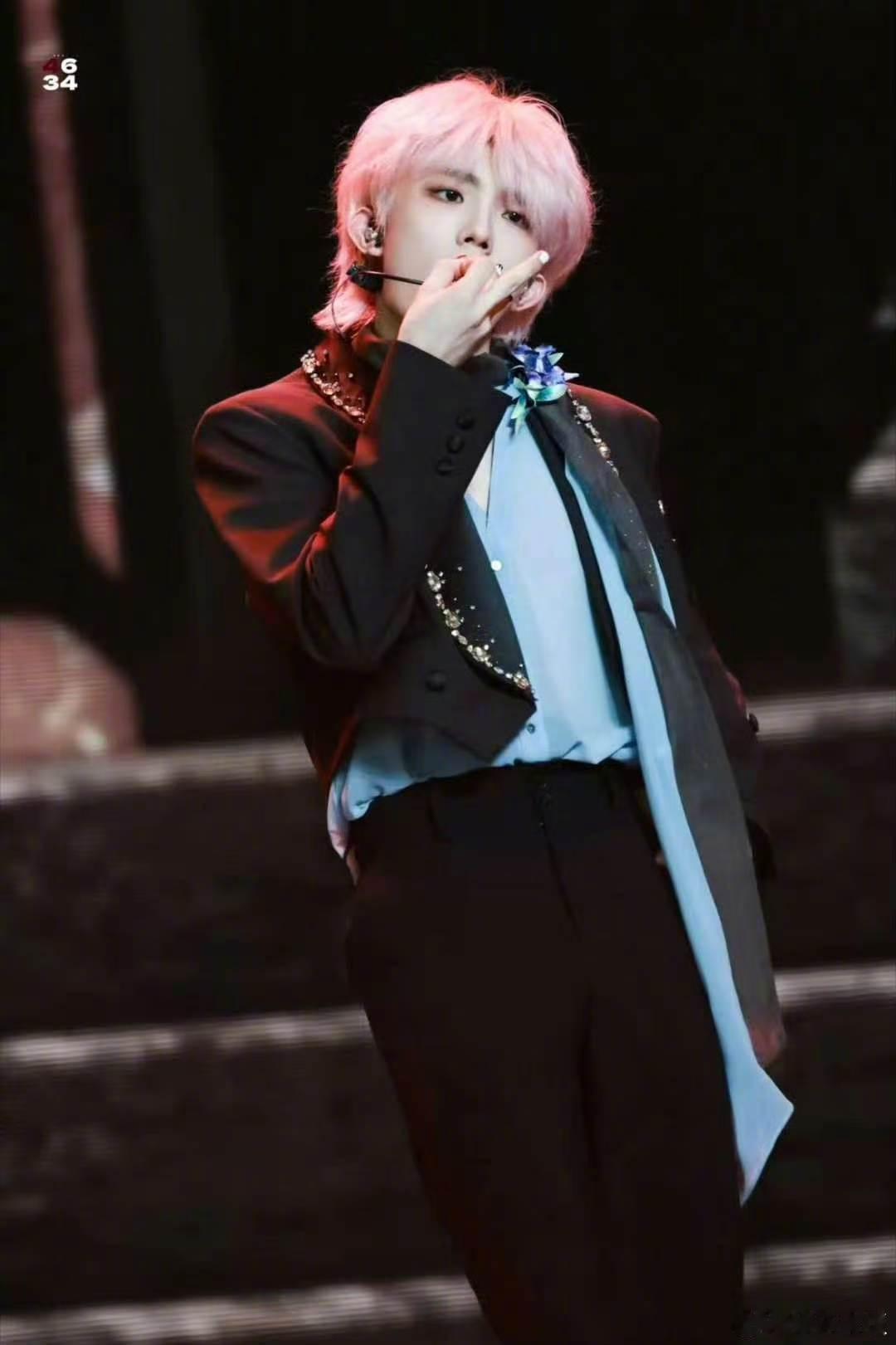 苏新皓粉发 苏新皓演唱会第二天的粉发惊喜太绝✨甜软可爱，草莓大福本福，不愧是浅发