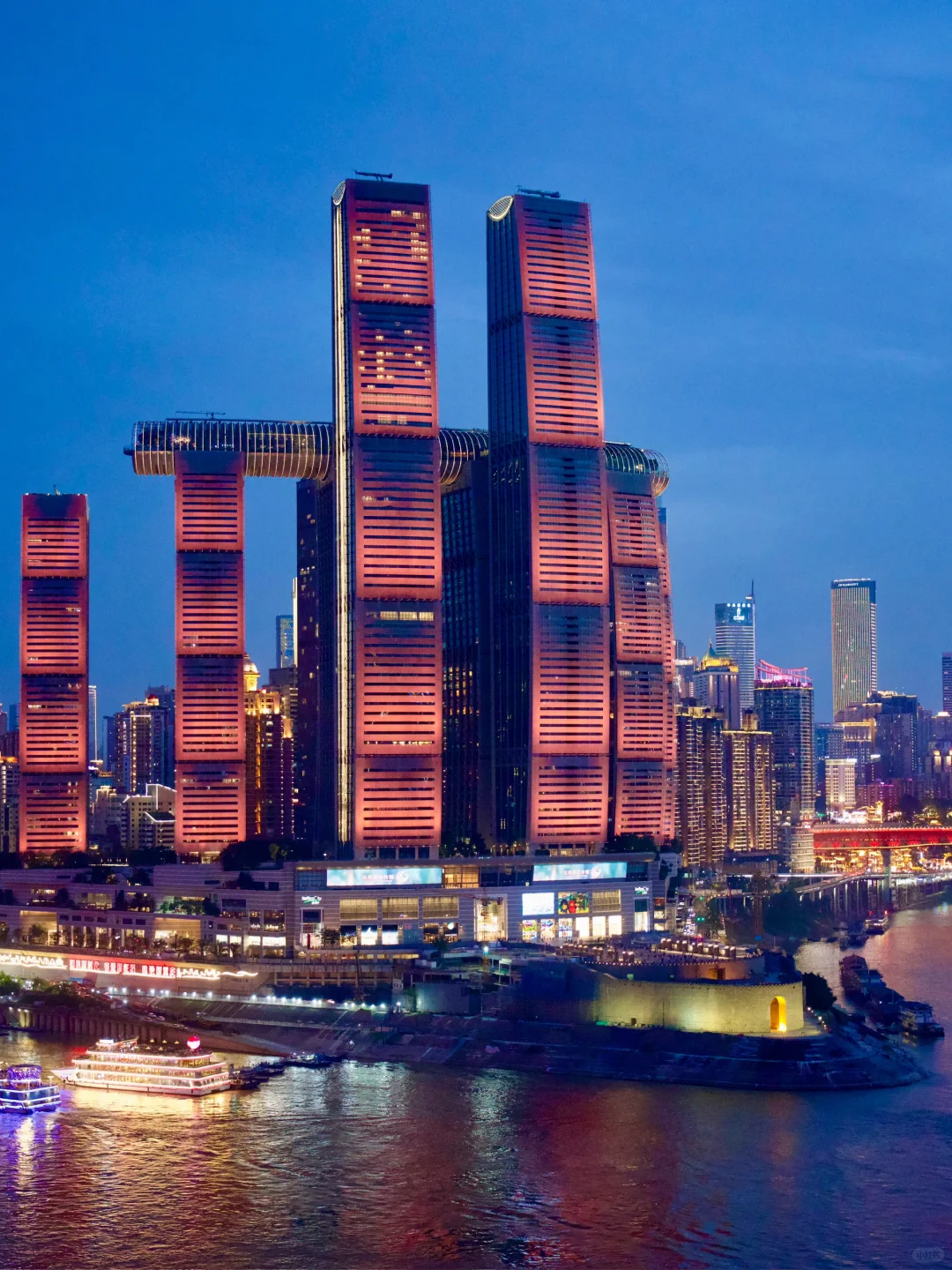 从武汉到重庆，我妈被山城的夜景震撼到了！