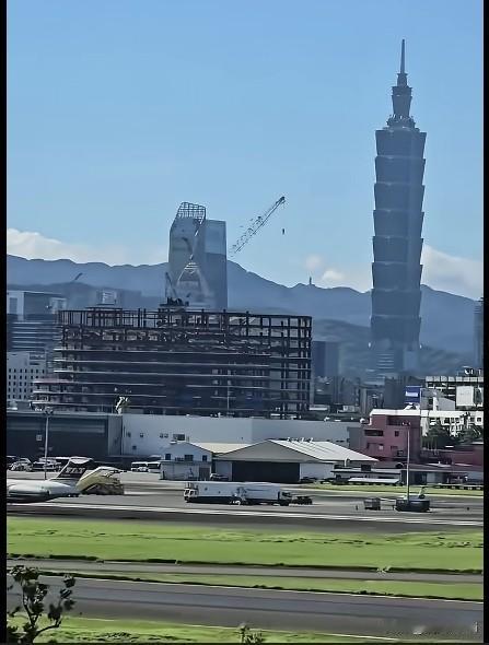 什么叫富强？脚下有路，眼里有光，心中有爱！