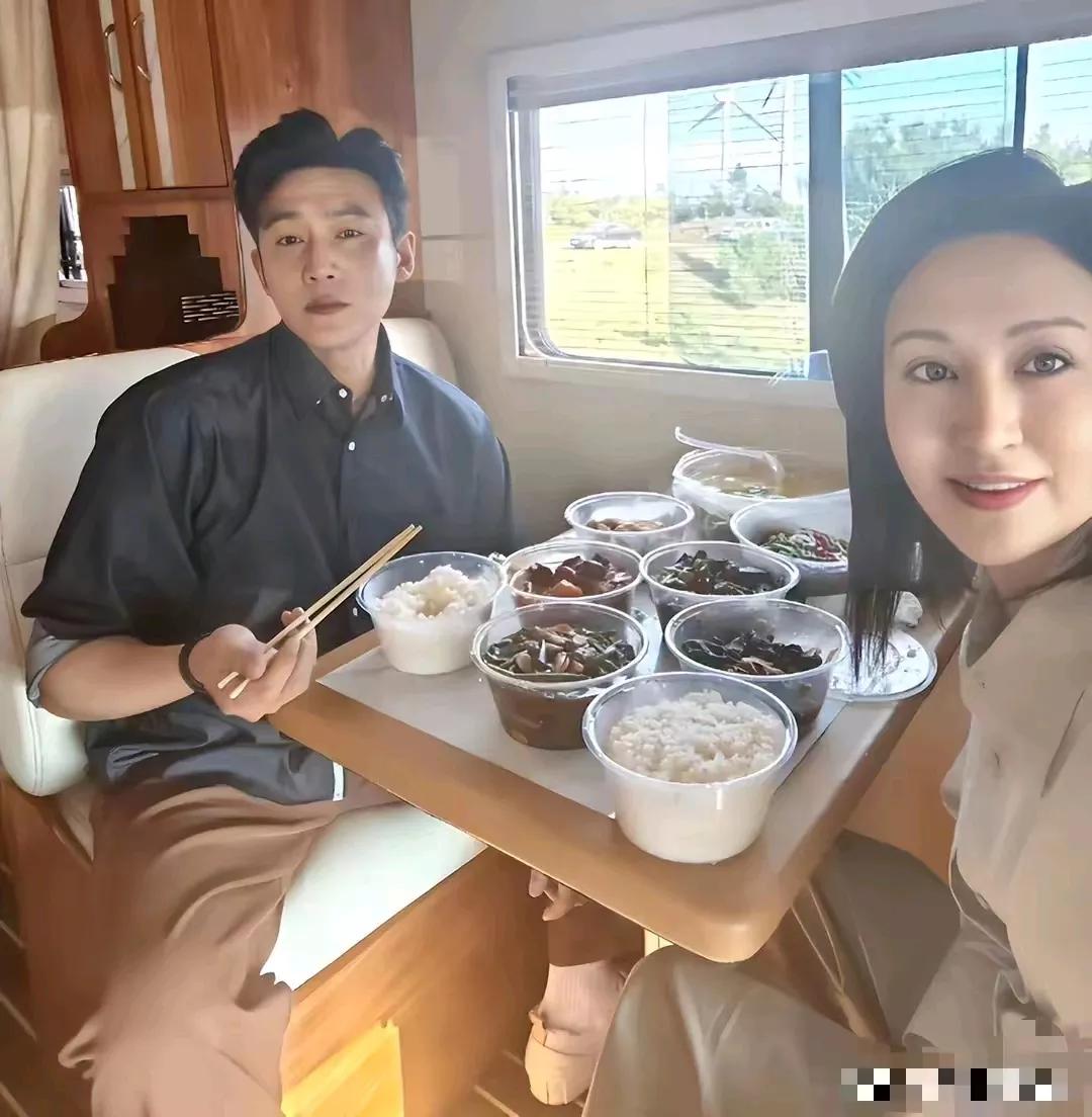 这也能上热搜？[我想静静]
最近，陆毅和鲍蕾订了外卖在房车上就餐，这本是简单不过
