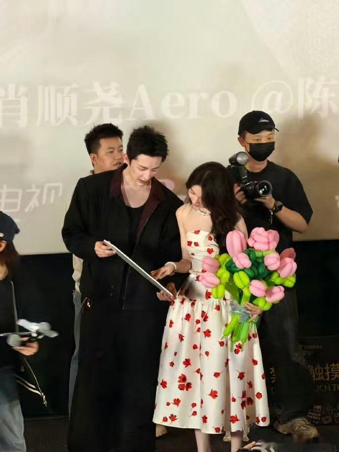 陈瑶杨仕泽比我先红温水龙吟陈瑶歪头一笑，精准狙击杨仕泽。他低头抿嘴，强装镇定却满