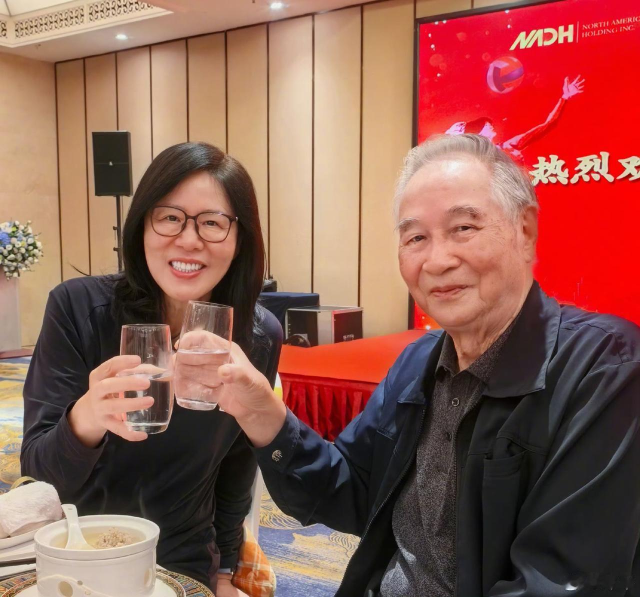 阔别40年后，郎平第一次拜访89岁前中国女排冠军教头。
没错，郎平昨天到重庆拜访