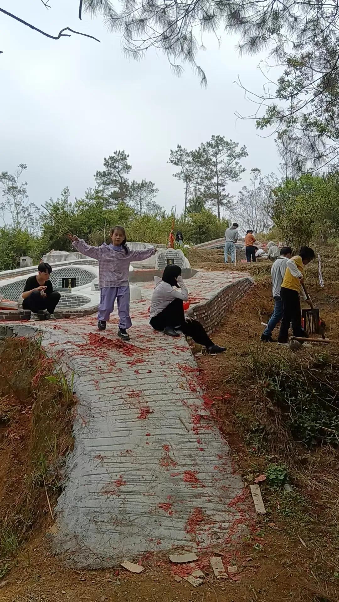 一年一清明，一年一追思，永远的离别，永远的思念，人间四月清明日，故人已逝，记忆永