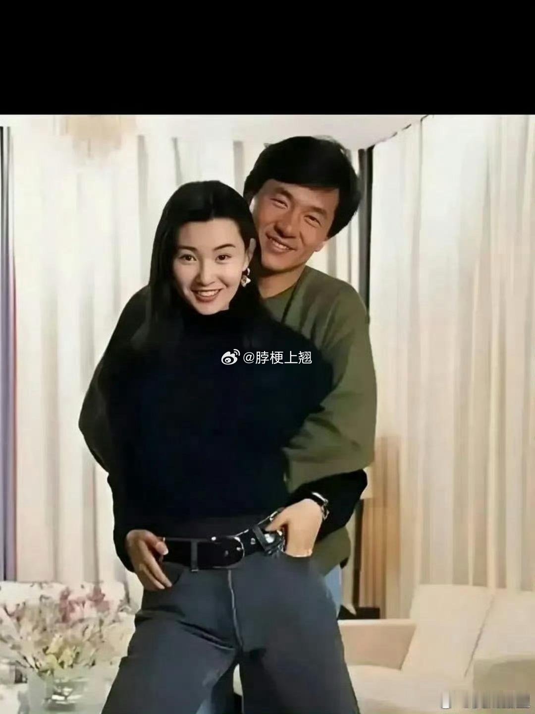 港星年轻时都这样风尘吗？成龙老师也不例外 