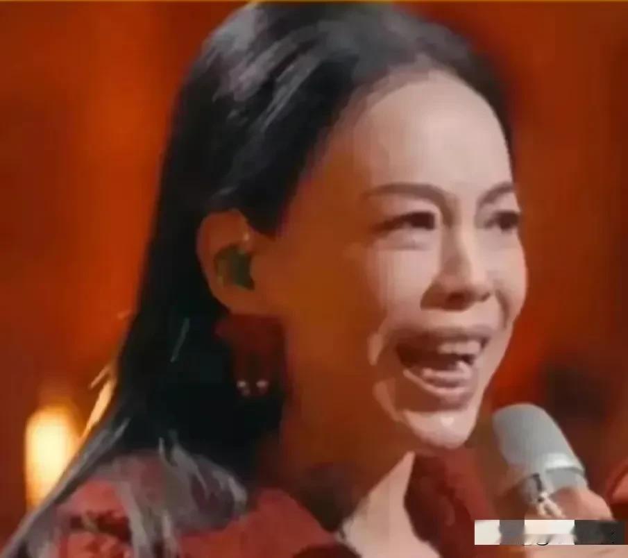 在2024年春晚上，黄绮珊以其独特的风格重新演绎了经典老歌《难忘今宵》。这一表演