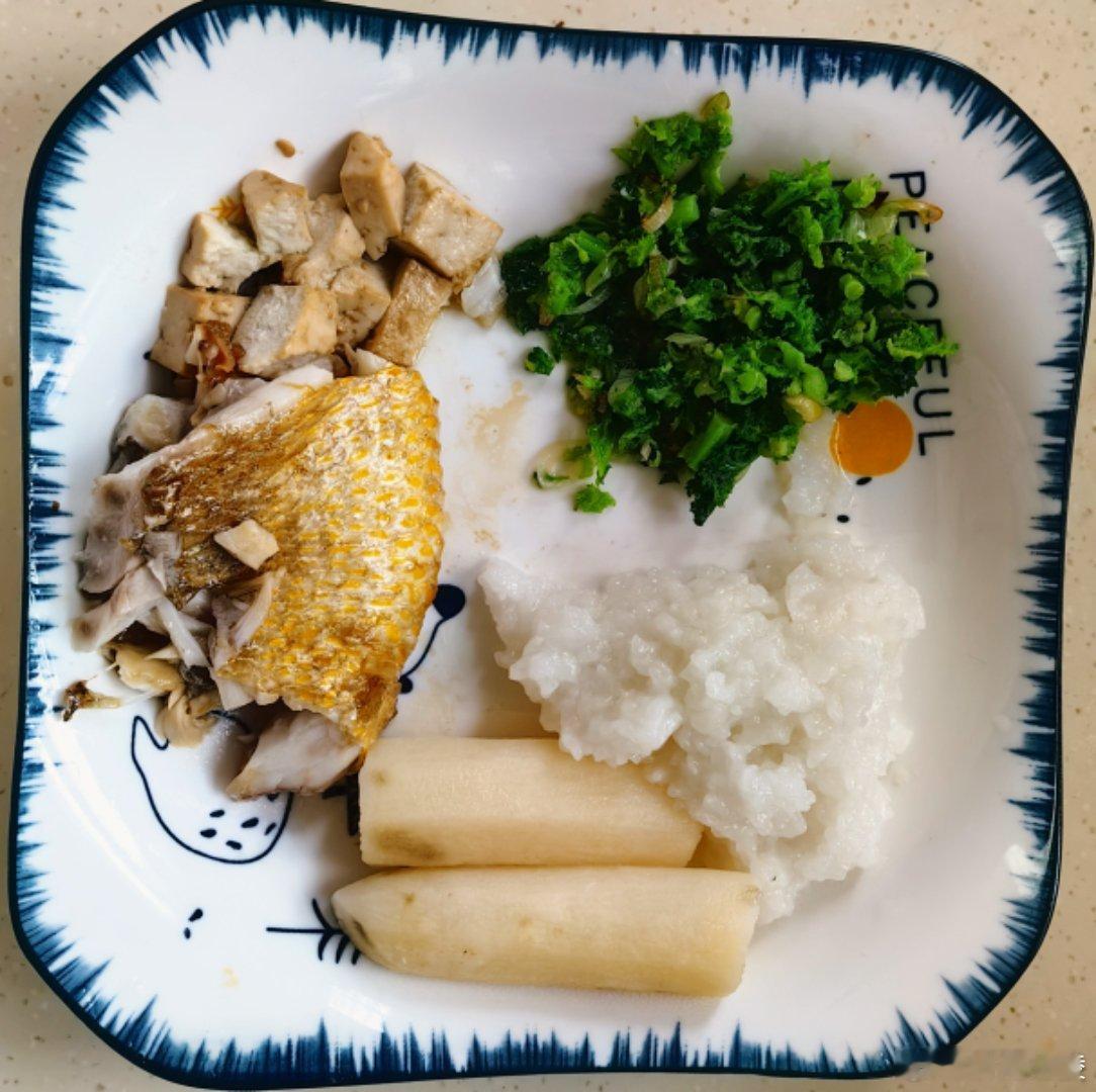 #这个问题吃什么# 老母亲午餐：米饭，蒸山药，黄花鱼（鱼肚子刺少的部分），豆腐，