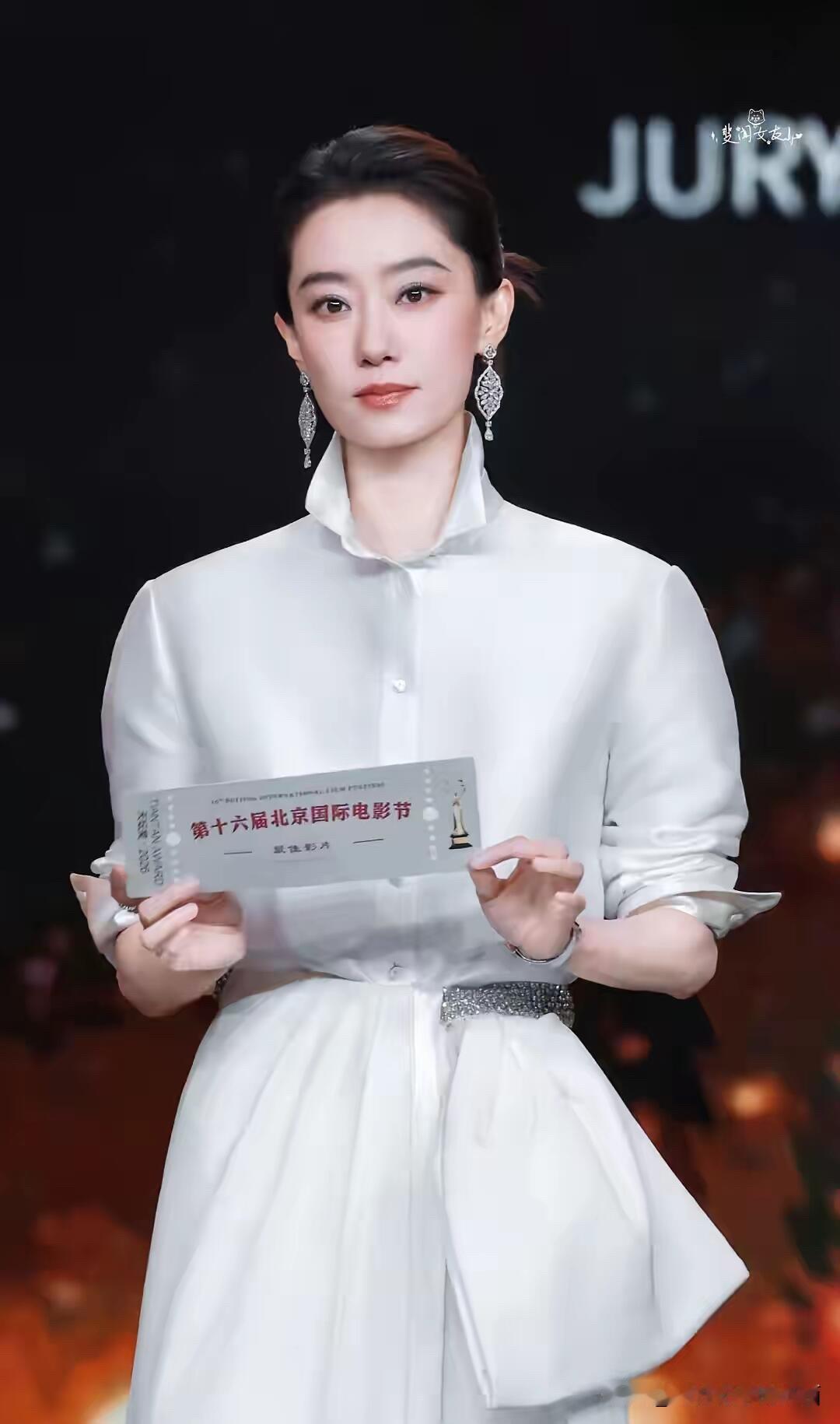 在美女如云的演艺圈，她确实算不上特别漂亮的女明星，就是平平无奇的一个演员，但她是