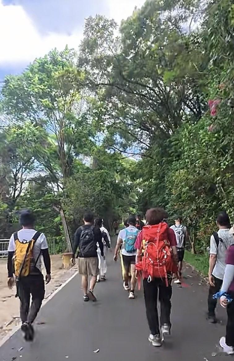 这葫芦里卖的什么药？刚刷到一男的征婚，自己无子女，要求女方无儿子。晒的是自己的全