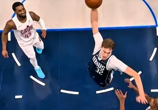 状元郎弗拉格扣篮把米切尔逗笑了！
 
第三节比赛中，弗拉格抓住空档直接冲破骑士的