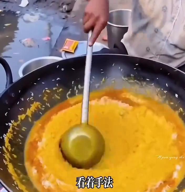 什么情况？终于有我吃不下的东西了，看着手法。正宗咖喱饭、美食脚踏饼、足味果汁。