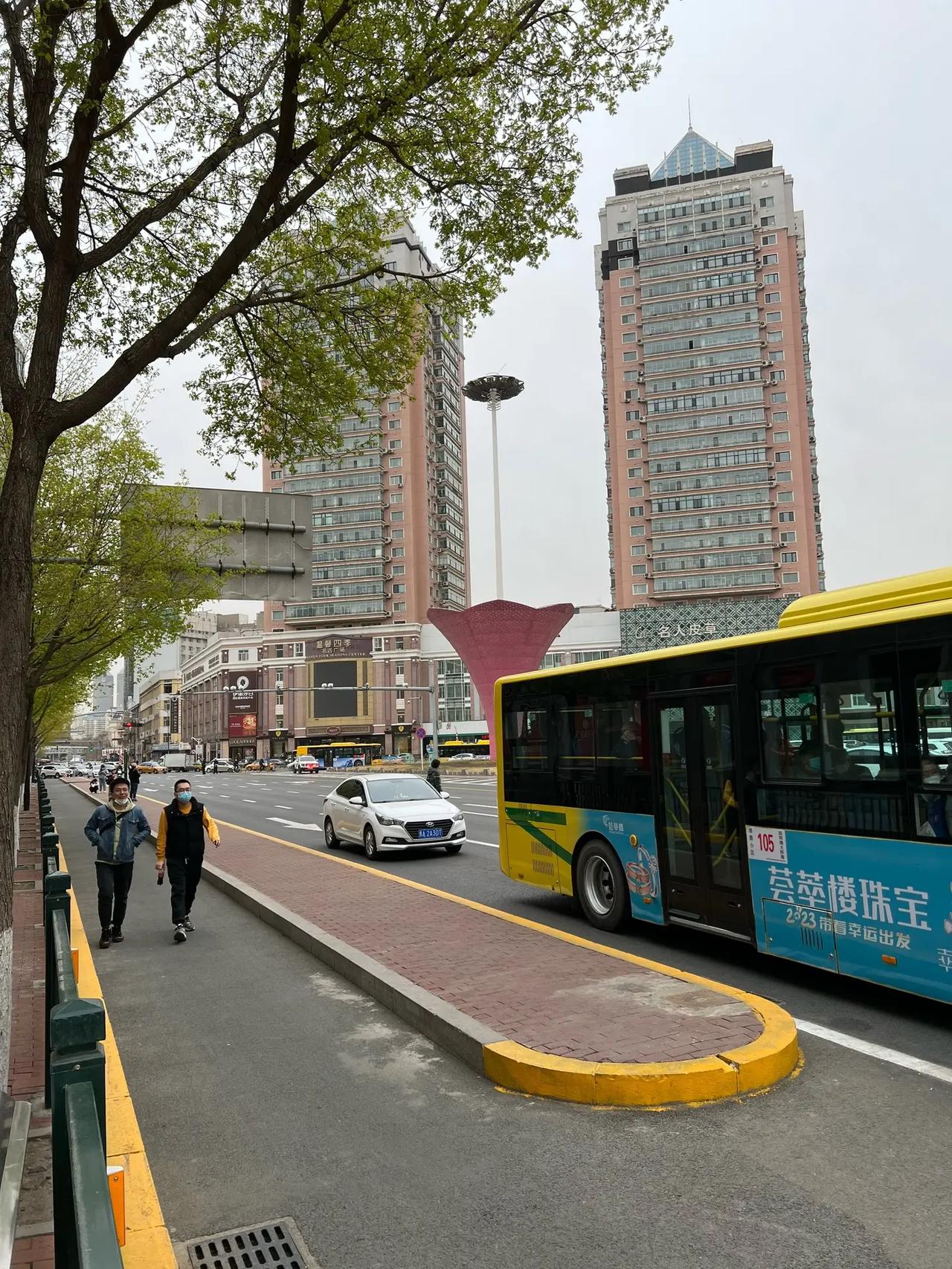 于海青：为何说哈尔滨的万国建筑才是亮点？ 当你漫步在哈尔滨的百年中央大街，看着周