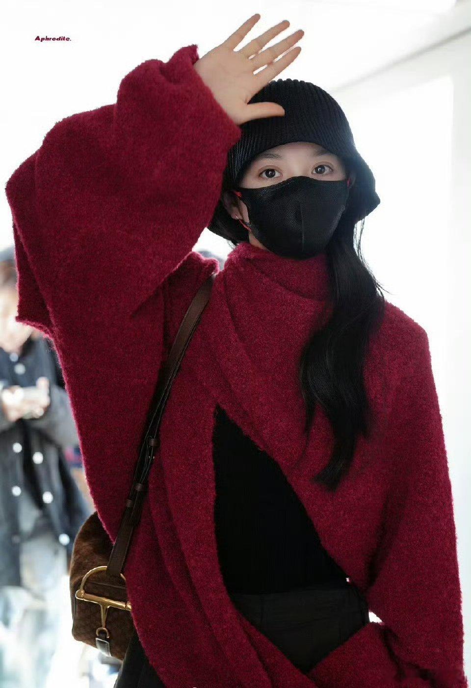 田曦薇杭州机场到达路透，要进组《嫁金钗》了啦，魏娆来了