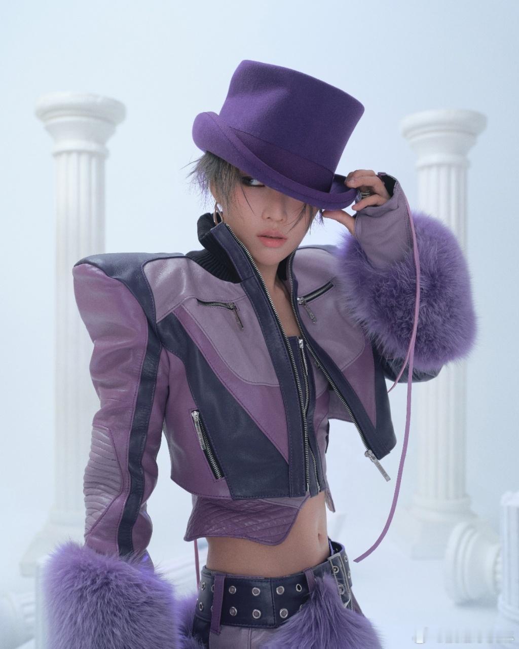 刘雨昕这下真破次元壁了 刘雨昕东方卫视跨年造型绝了！骑马弓箭元素融入，简约装扮更