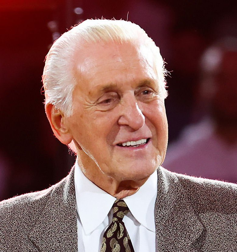 据 ESPN 记者布温霍斯特报道，迈阿密热火队仍相信自己有机会得到阿德托昆博，且