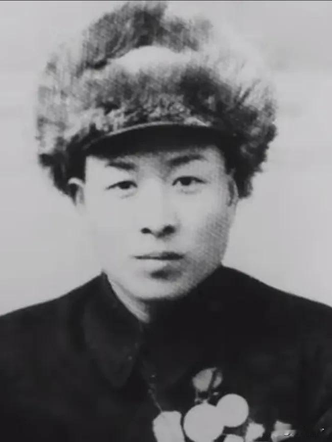 一个战士撞见八个鬼子在河边追一个抱娃的农村妇女，他枪里就三发子弹，他没躲，枪却对