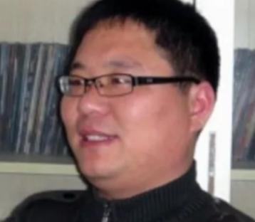 2007年，大学生崔松旺突然半个月不洗澡、不刮胡子、不刷牙，甚至把油烟抹到脸上，