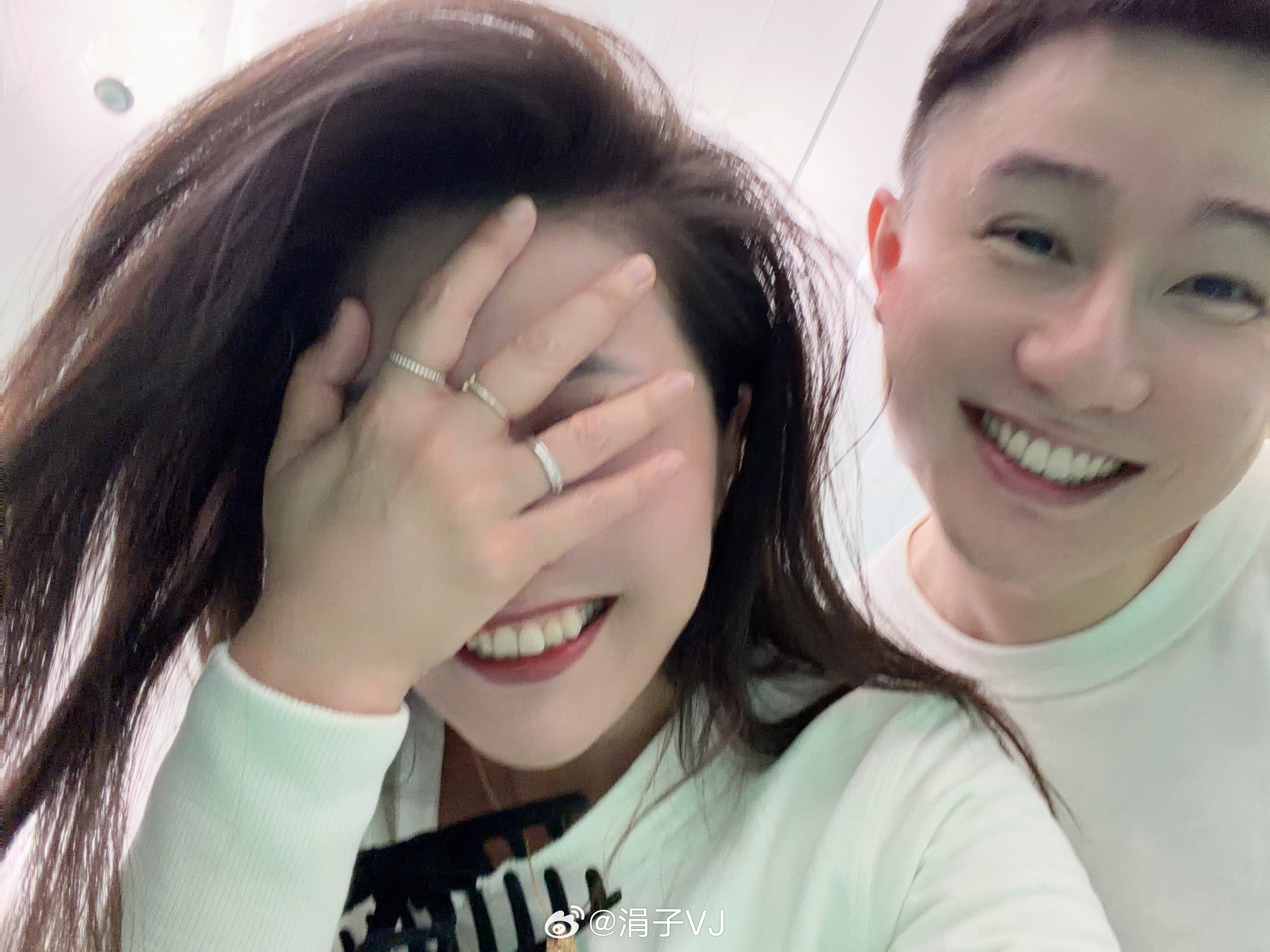 这个人要模仿我自拍，真是不自量力今日骑行加羽毛球🏸运动量达标，给小布换了个so