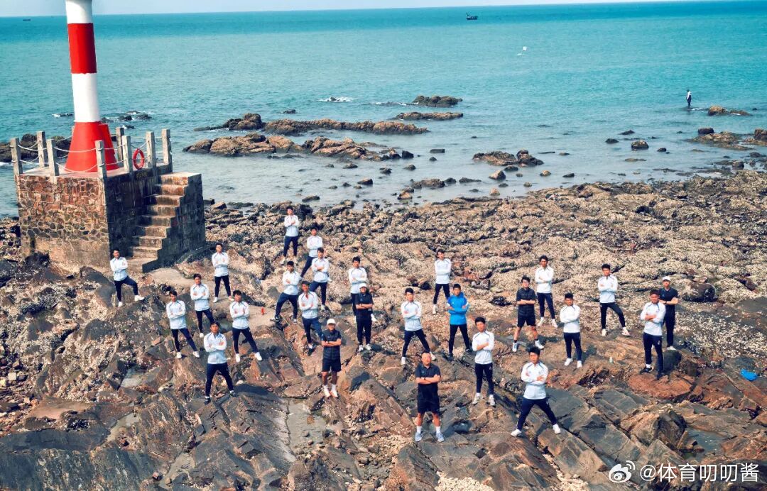 宁忠岩加盟东北超哈尔滨队 冬奥冠军宁忠岩跨界踢足球哈尔滨市体育局消息，米兰-科尔